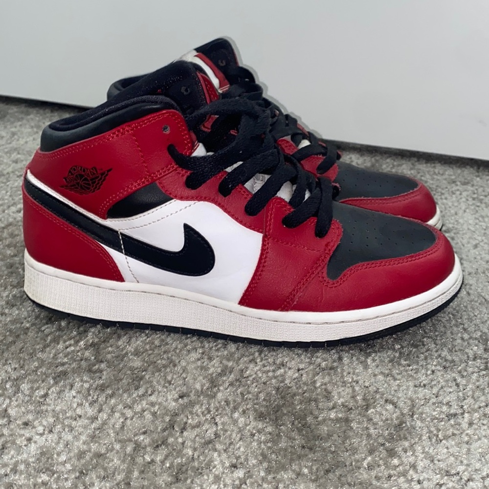 (GS) Jordan 1 Mid Chicago Black Toe size 6.5Y